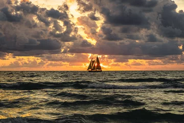 Papier Peint photo autocollant Clearwater Beach, Floride sailboat at sunset