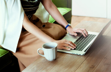 Fototapeta premium パソコンを操作するビジネスウーマンの手元