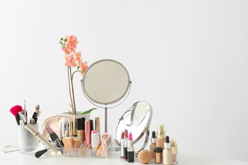 Obraz na płótnie Canvas Set of decorative cosmetics and mirrors on dressing table