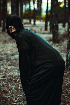 Monje Mascara terror halloween bosque siniestro conejo negro anonimo desconocido arbol tronco arena