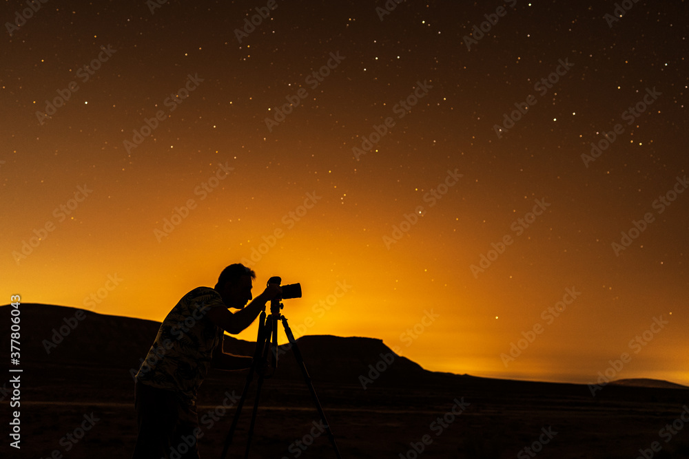 Wall mural silhouette of nature photographer at night