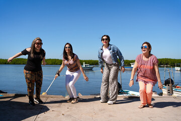 La familia está tomando impulso para realizar un salto en el muelle de San Blas Nayarit.