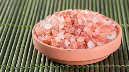 Fototapeta na wymiar Himalayan pink salt in bowl on the table