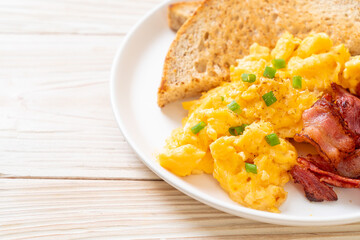 scrambled egg with bread toasted and bacon