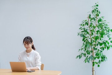 パソコン作業する女性