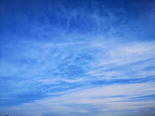 Naklejka na ściany i meble Blue sky with feathery clouds