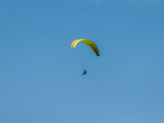 Parapentiste dans le ciel Aveyronnais au dessus du viaduc de Millau.	