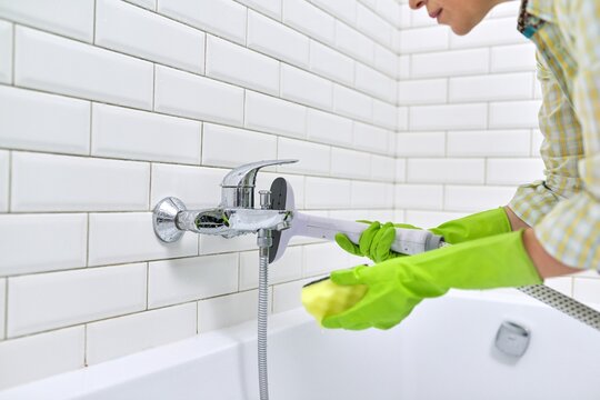 Steam cleaning the bathroom, cleaning without use of chemical detergents, using steamer