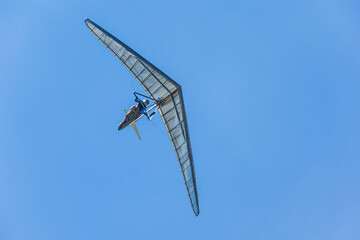 Fototapeta na wymiar Hang glider wing making maneuvers