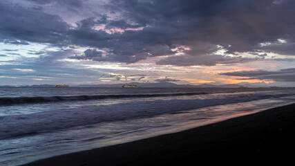 Obraz premium Beautiful aerial view of the majestic sunset with palm trees, ocean and cruise ships in Costa Rica 
