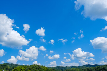 Obraz premium 【写真素材】 真夏の青空と山 背景素材 8月 コピースペース