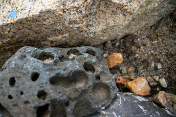 穴の開いたごつごつとした岩