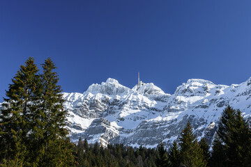 Der Gipfel des Säntis mit Bergstation im Winter, Kanton Appenzell-Ausserrhoden, Schweiz