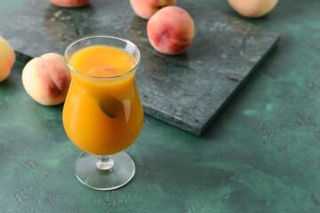 Fresh peach juice in a glass with whole peaches on a green marble background, healthy summer drink, this healthy summer beverage offers natural sweetness and refreshing taste © Pixel-Shot