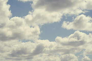 Temps nuageux , cumulonimbus dans le ciel .