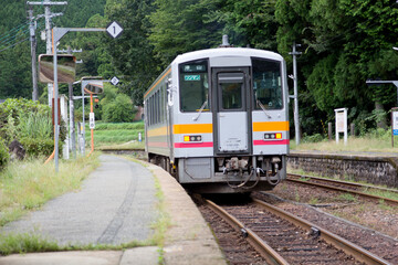 Naklejka premium JR因美線・那岐駅を出発するキハ120