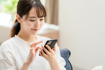 スマホを使う女性