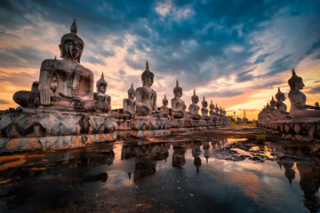 Fototapeta na wymiar Many Statue buddha image at sunset in southen of Thailand