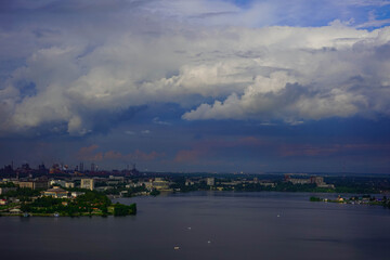 Fototapeta na wymiar Stormy sky over the city