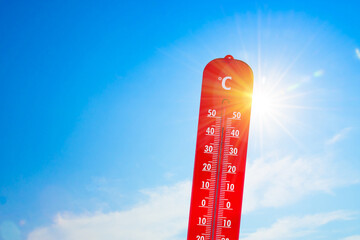 thermomètre affichant une très forte température par une météo de canicule - obrazy, fototapety, plakaty