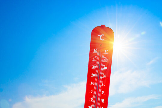 thermom&egrave;tre affichant une tr&egrave;s forte temp&eacute;rature par une m&eacute;t&eacute;o de canicule