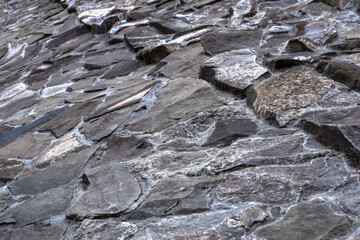 The artificial shore of the pond is made up of granite stones fitted to each other.