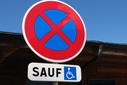 Panneau de signalisation indiquant en fran&ccedil;ais interdit de stationner sauf personnes handicap&eacute;es