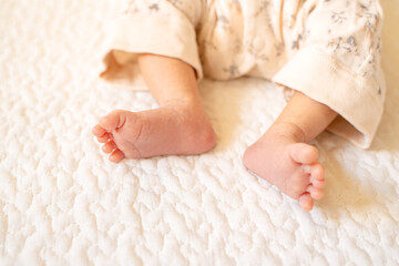 Obraz na płótnie Canvas 柔らかい雰囲気、かわいい新生児の両足