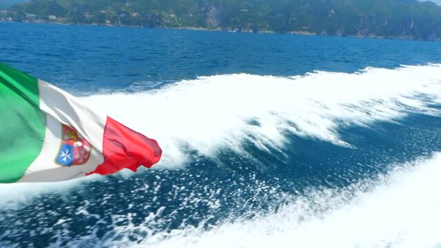 Bandiera italiana sulla sica del mare