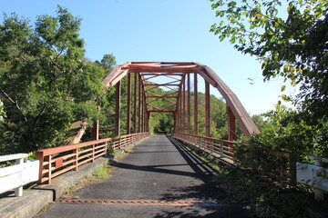年季が入ったトラス橋がある風景