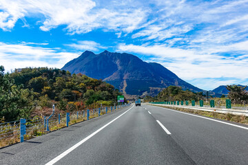 大分自動車道から紅葉シーズンの由布岳（由布岳パーキングエリア付近）