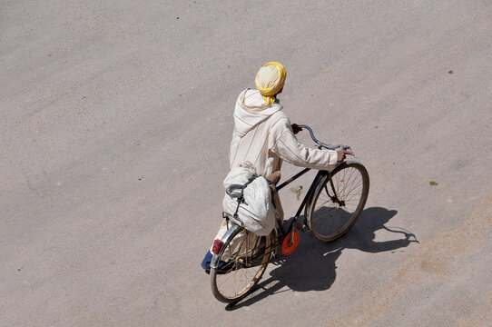 Hombre con bicicleta en las calles de Rissani al sur de Marruecos