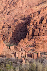 Paisaje rocoso con kasbah en la garganta del Todra en el sur de Marruecos