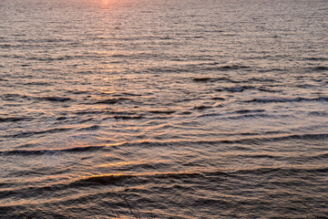 夕暮れの波