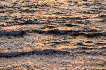 夕暮れの波