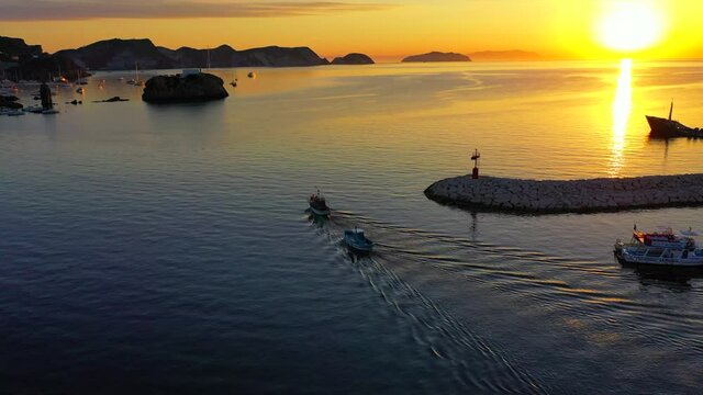 PESCHERECCI IN USCITA DAL PORTO DI PONZA, isola del Lazio nel mar tirreno, Mar Mediterraneo. Italia. mattina, Alba - island in the Tyrrhenian Sea, Mediterranean Sea. Italy. morning, dawn