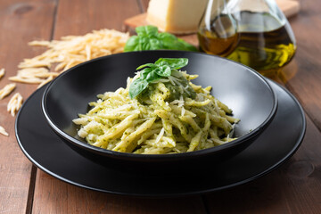 Piatto di trofie al pesto e scaglie di grana, Cucina Italiana 