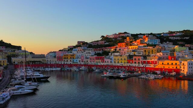 Ponza, isola del Lazio nel mar tirreno, Mar Mediterraneo. Italia. mattina, Alba - island in the Tyrrhenian Sea, Mediterranean Sea. Italy. morning, dawn