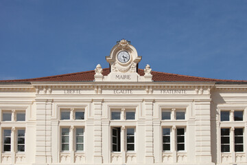 Fronton de la mairie de Saint-Sorlin en Valloire avec la devise française - obrazy, fototapety, plakaty