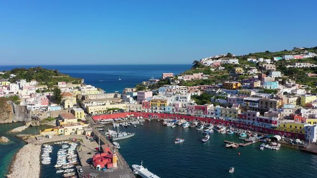 RIPRESA AEREA DEL PORTO DELL'ISOLA DI PONZA