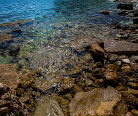 Rocas y aguas de mar