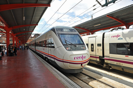 Madrid Espa&ntilde;a. Tren de pasajeros en la estaci&oacute;n de Chamart&iacute;n. Medio de transporte el&eacute;ctrico ecol&oacute;gico y sostenible