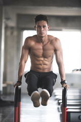 Obraz premium Male athlete workout on exercise machine in fitness gym