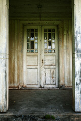 Eingangstür von einem alten Holzhaus in Schweden - 377874830