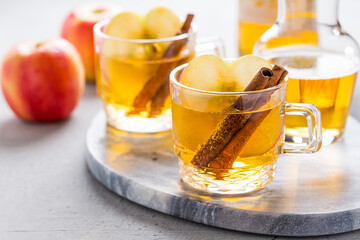 Apple cider cocktail with cinnamon and apple slices