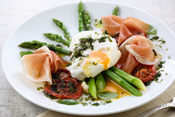 Eggs Benedict with Asparagus and Ham