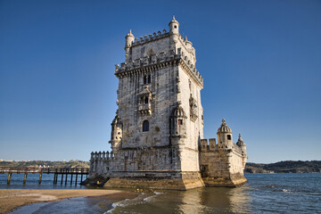 Der Turm von Belem in Lissabon am späten Nachmitag - obrazy, fototapety, plakaty