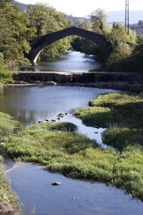 Fototapeta na wymiar Old stone bridge in the countryside