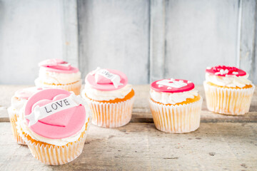  Valentine's day pink and red cupcakes