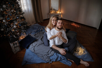 Naklejka premium guy and girl in bed for Christmas